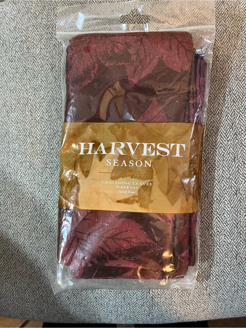 NWT Burgundy Red 4 napkins set Cascading Leaf pattern (1) Package of 4 Cloth
